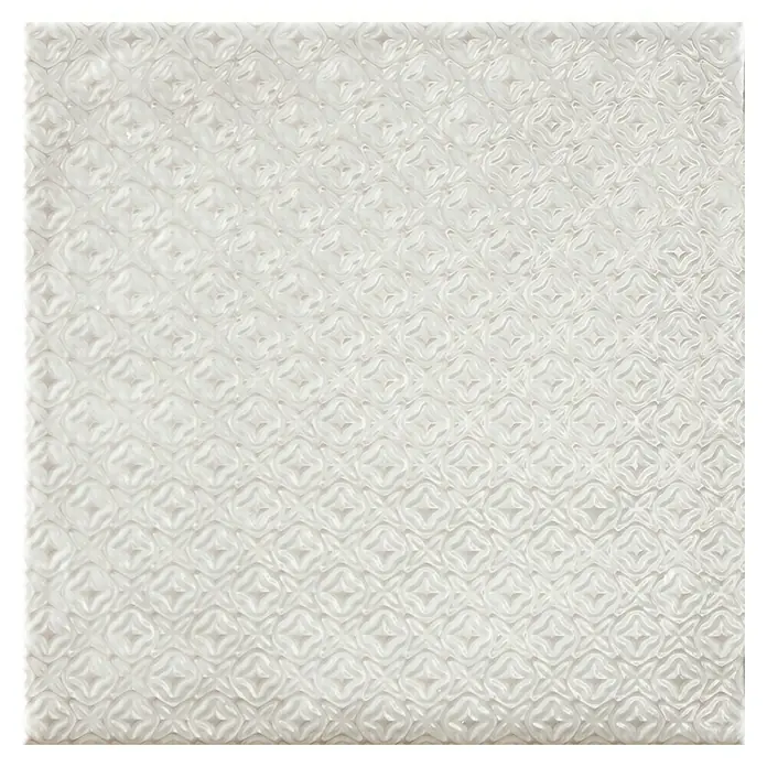 BHS Showroom Revestimiento de pared Rain Decor - 22,3 x 22,3 cm, Bianco, Brillante - Primer plano de una superficie de baldosa blanca con un patrón de rombos en relieve, ideal para un diseño moderno de baños o cocinas.
