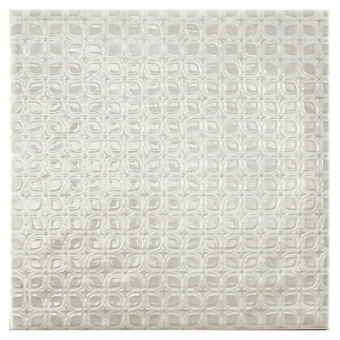 BHS Showroom Revestimiento de pared Rain Decor - 22,3 x 22,3 cm, Bianco, Brillante - Primer plano de una baldosa blanca texturizada con un patrón geométrico, ideal para diseños de paredes modernas e interiores elegantes.