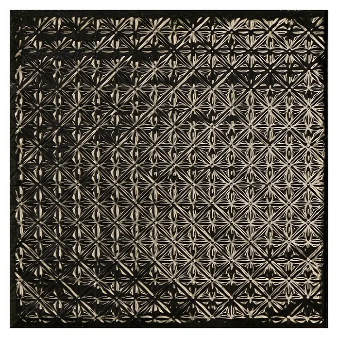 BHS Showroom Revestimiento de pared Rain Decor - 22,3 x 22,3 cm, Nero, Brillante - Primer plano de un vidrio decorativo con un patrón de diamantes y elementos florales. El vidrio tiene una coloración oscura, casi negra.