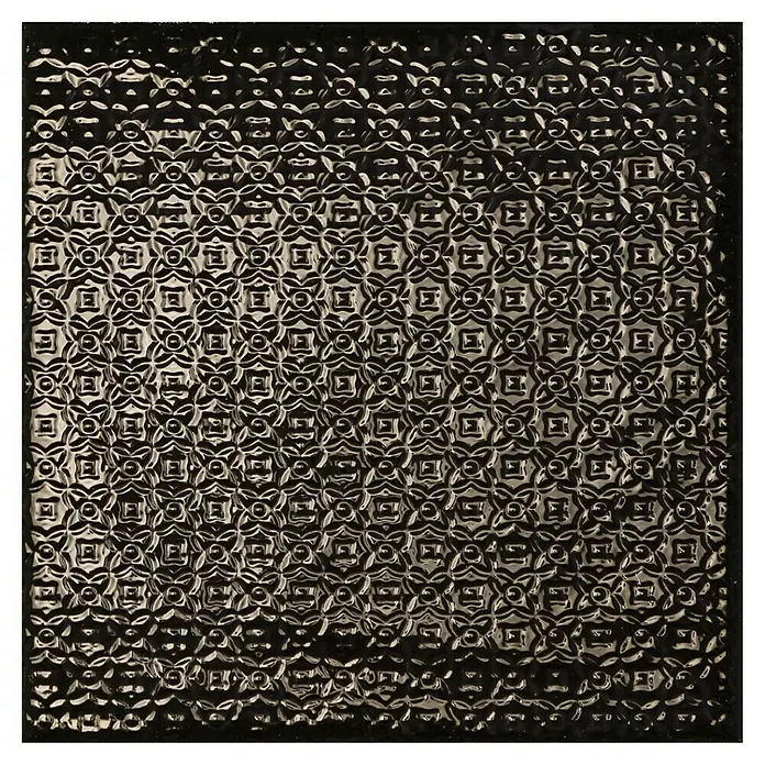 BHS Showroom Revestimiento de pared Rain Decor - 22,3 x 22,3 cm, Nero, Brillante - Primer plano de una baldosa de vidrio estampada en un tono oscuro, que muestra un diseño intrincado con elementos cuadrados y florales.
