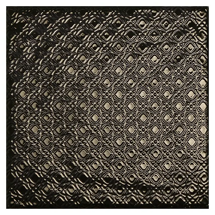 BHS Showroom Revestimiento de pared Rain Decor - 22,3 x 22,3 cm, Nero, Brillante - Esta imagen muestra una baldosa cuadrada decorativa en blanco y negro con un patrón ondulado repetido. Ideal para diseños elegantes de paredes o suelos.