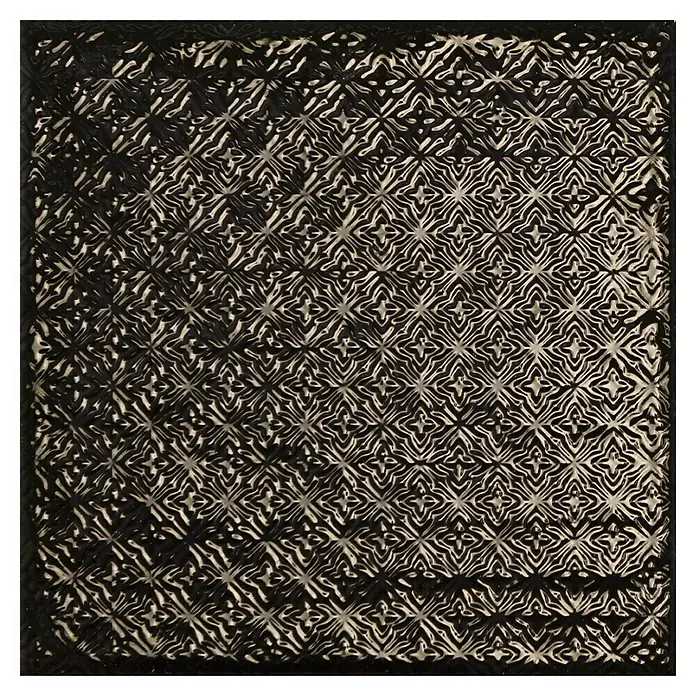 BHS Showroom Revestimiento de pared Rain Decor - 22,3 x 22,3 cm, Nero, Brillante - Primer plano de una placa de metal estampada en blanco y negro con intrincados elementos de diseño repetidos.