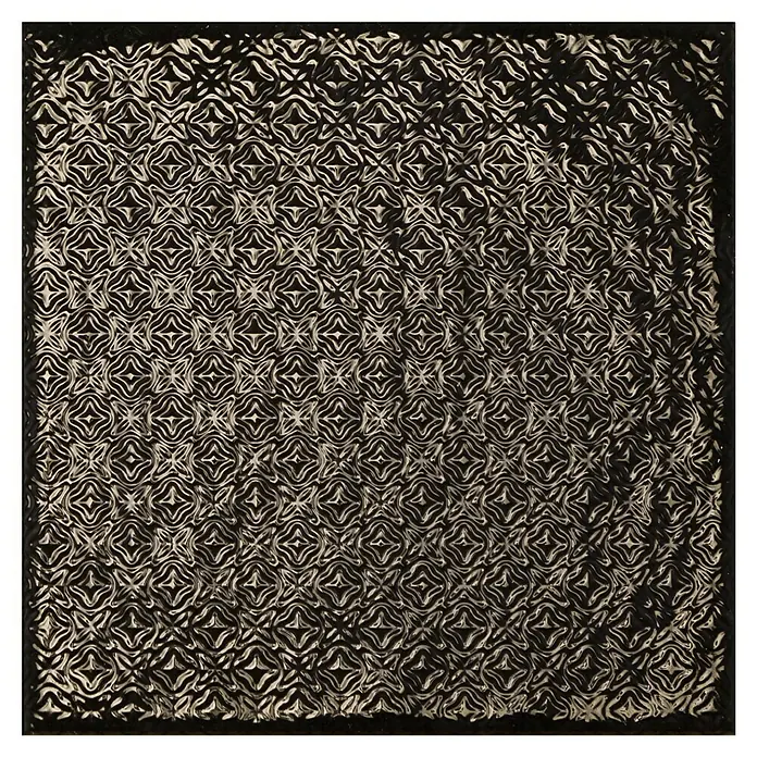BHS Showroom Revestimiento de pared Rain Decor - 22,3 x 22,3 cm, Nero, Brillante - Baldosa cuadrada con fondo negro y un intrincado patrón plateado que se repite.