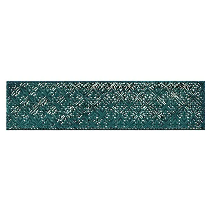 BHS Showroom Revestimiento de pared Rain Decor - 7,5 x 30 cm, Aquamarine, Brillante - Primer plano de una baldosa de cerámica verde adornada con un patrón detallado y repetitivo, ideal para baño o cocina.