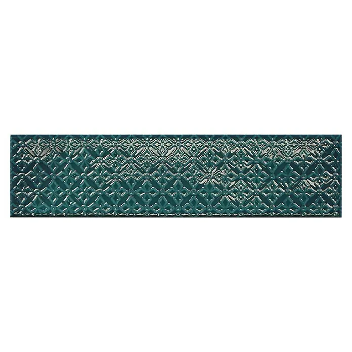 BHS Showroom Revestimiento de pared Rain Decor - 7,5 x 30 cm, Aquamarine, Brillante - Vista detallada de una baldosa texturizada de color verde oscuro con un patrón en relieve, que sirve como elemento decorativo para interiores.