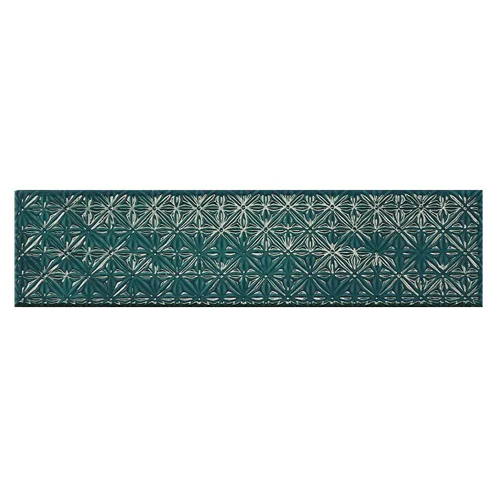 BHS Showroom Revestimiento de pared Rain Decor - 7,5 x 30 cm, Aquamarine, Brillante - Primer plano de una baldosa de pared verde con un intrincado diseño blanco, perfecta para baños o cocinas.