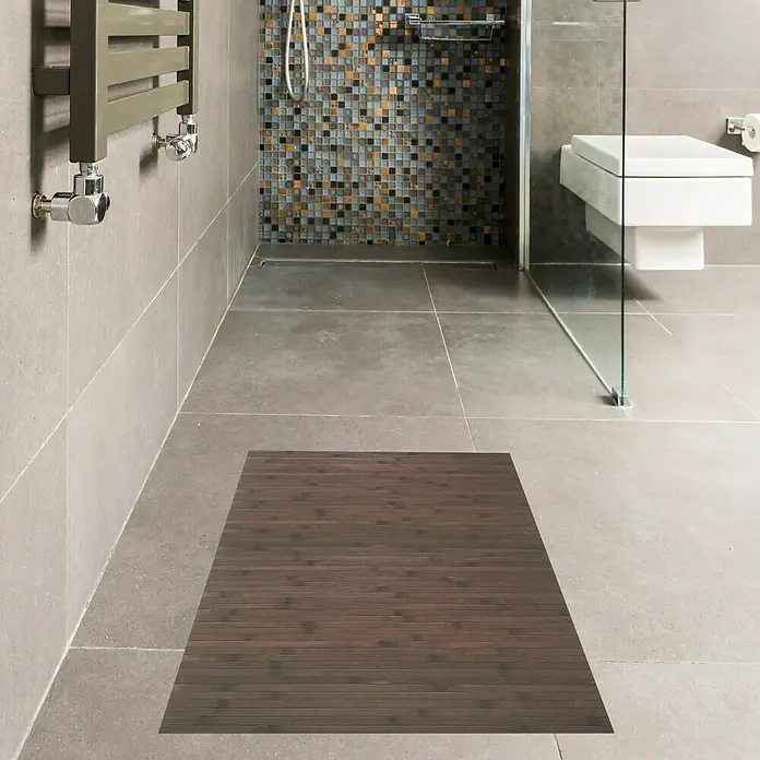 Alfombra de bambú Bamboo cool - Wengué, 240 x 160 cm - Alfombra de baño de láminas de madera marrón sobre suelo de baldosas grises. La alfombra añade calidez y textura al baño moderno.