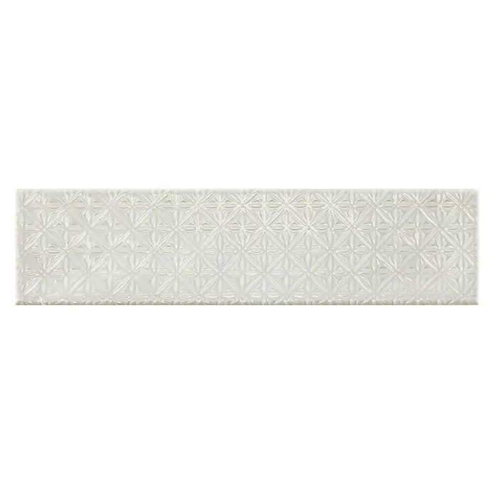 BHS Showroom Revestimiento de pared Rain Decor - 7,5 x 30 cm, Bianco, Brillante - Primer plano de una baldosa de pared cerámica blanca y alargada con un patrón geométrico en relieve, ideal para interiores contemporáneos.