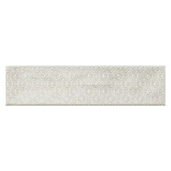 BHS Showroom Revestimiento de pared Rain Decor - 7,5 x 30 cm, Bianco, Brillante - Primer plano de una baldosa de pared blanca, rectangular y estampada. La baldosa presenta un diseño geométrico en relieve repetitivo.