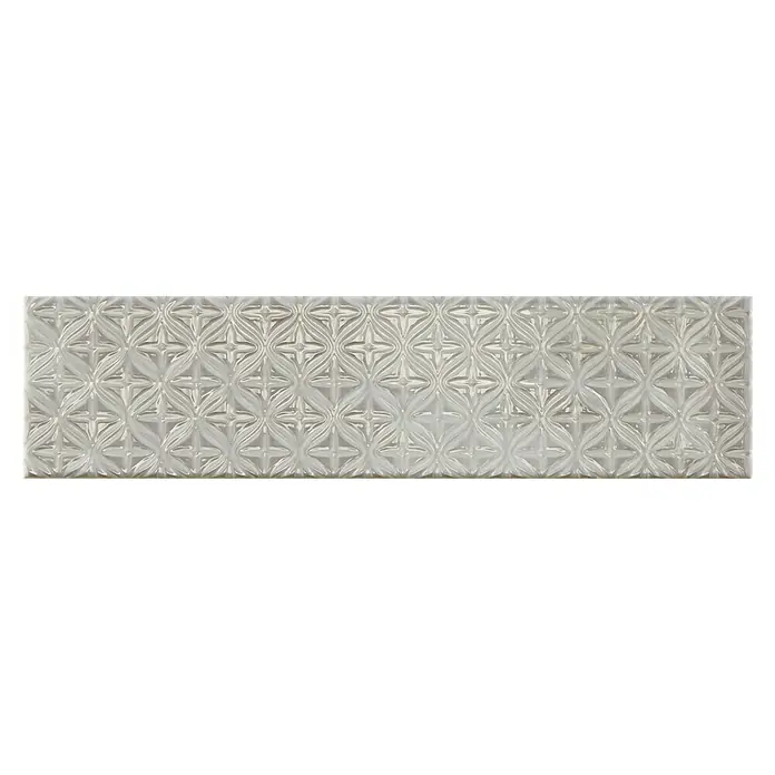 BHS Showroom Revestimiento de pared Rain Decor - 7,5 x 30 cm, Grigio, Brillante - Primer plano de un azulejo de pared alargado de color gris claro con un patrón geométrico en relieve repetido para interiores elegantes.