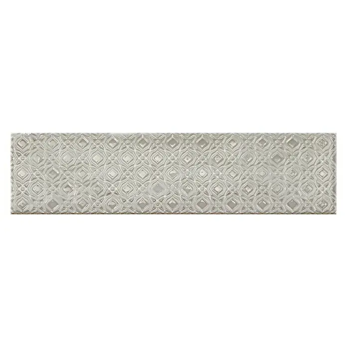BHS Showroom Revestimiento de pared Rain Decor - 7,5 x 30 cm, Grigio, Brillante - Primer plano de una baldosa decorativa de pared con un patrón geométrico en relieve en un suave tono gris.