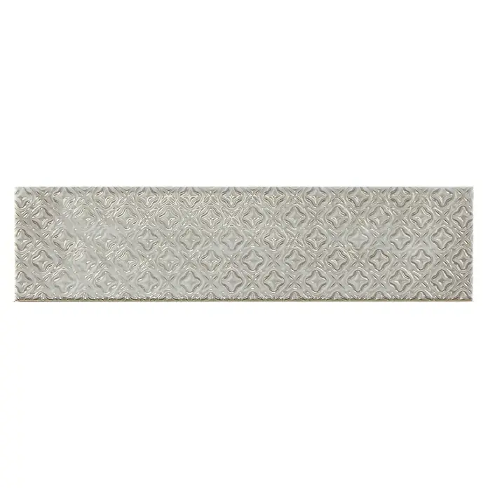 BHS Showroom Revestimiento de pared Rain Decor - 7,5 x 30 cm, Grigio, Brillante - Primer plano de una baldosa decorativa alargada con un patrón floral en relieve en tonos grises suaves, ofreciendo una textura elegante.