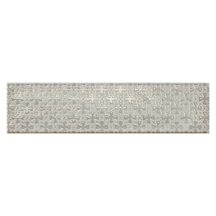 BHS Showroom Revestimiento de pared Rain Decor - 7,5 x 30 cm, Grigio, Brillante - Primer plano de una baldosa de pared plateada alargada con un delicado patrón floral repetitivo para un diseño de pared elegante.
