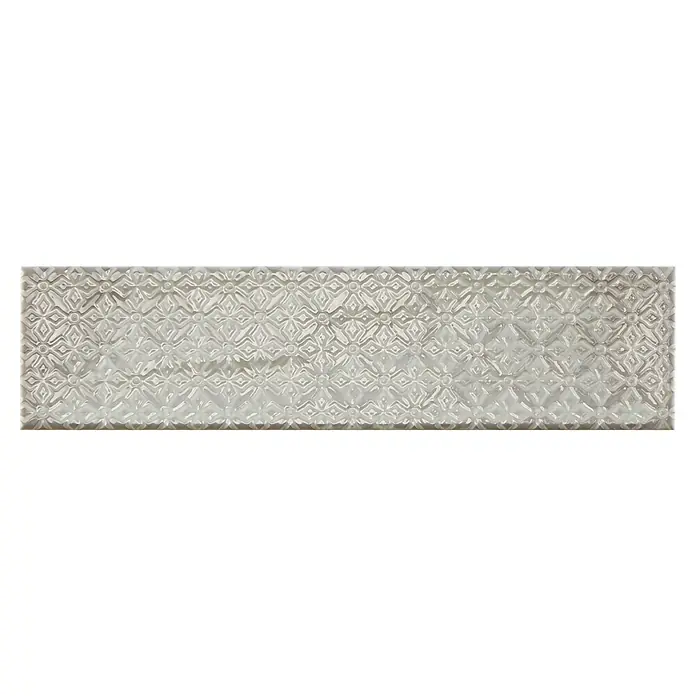BHS Showroom Revestimiento de pared Rain Decor - 7,5 x 30 cm, Grigio, Brillante - Primer plano de una baldosa blanca alargada, con un patrón decorativo ideal para espacios interiores elegantes.