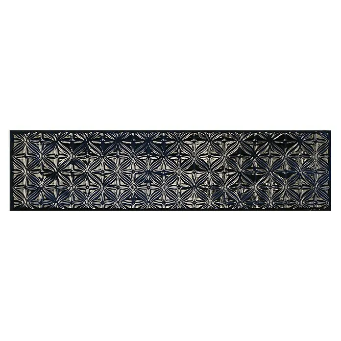 BHS Showroom Revestimiento de pared Rain Decor - 7,5 x 30 cm, Blue, Brillante - Primer plano de un elemento metálico rectangular ornamentado con un patrón geométrico repetitivo en tonos plateados y azules.