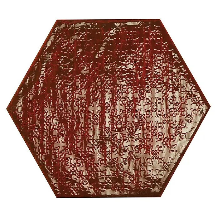 BHS Showroom Revestimiento de pared Rain Decor - 19,8 x 22,8 cm, Bordeaux, Brillante - La imagen muestra una baldosa de pared hexagonal decorativa en un color burdeos profundo con un patrón floral en relieve para acentos elegantes.