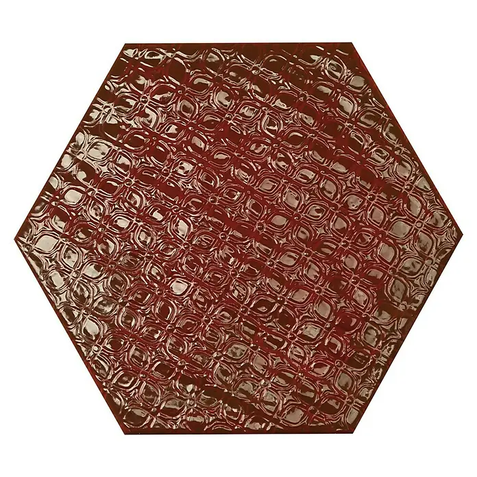 BHS Showroom Revestimiento de pared Rain Decor - 19,8 x 22,8 cm, Bordeaux, Brillante - Primer plano de una baldosa hexagonal roja con un patrón texturizado, ofreciendo un diseño único para interiores.