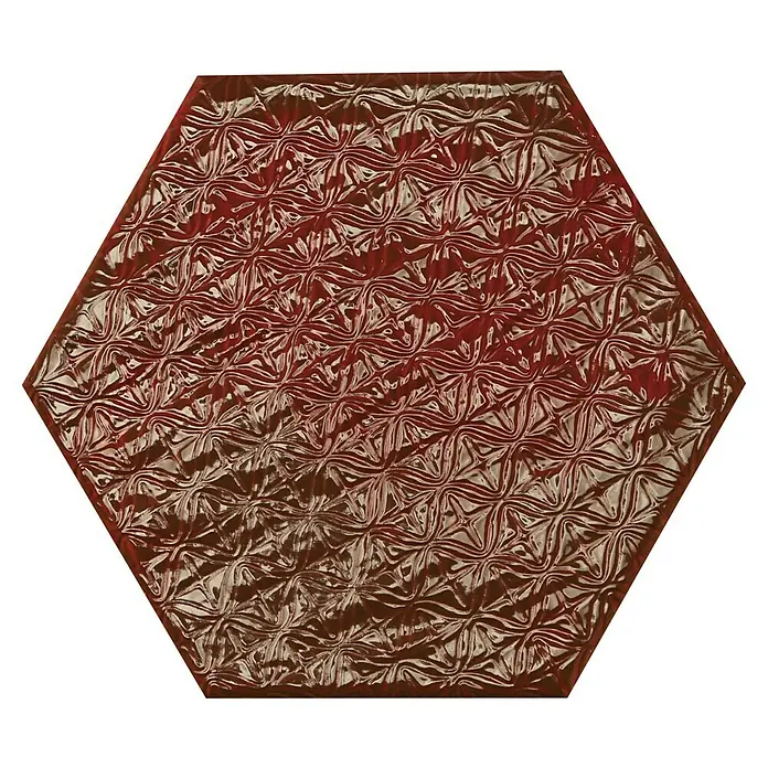 BHS Showroom Revestimiento de pared Rain Decor - 19,8 x 22,8 cm, Bordeaux, Brillante - Primer plano de una baldosa hexagonal brillante con un patrón decorativo ondulado en tonos rojos y dorados.