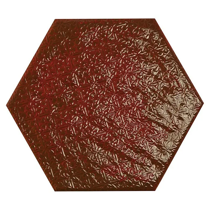 BHS Showroom Revestimiento de pared Rain Decor - 19,8 x 22,8 cm, Bordeaux, Brillante - Primer plano de una baldosa hexagonal color burdeos con un intrincado patrón floral, ideal para diseños elegantes de paredes y suelos.