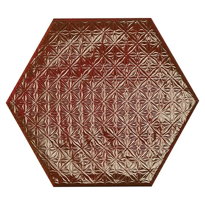 BHS Showroom Revestimiento de pared Rain Decor - 19,8 x 22,8 cm, Bordeaux, Brillante - Azulejo hexagonal rojo con un patrón floral texturizado, proporcionando una superficie elegante y estructurada para interiores contemporáneos.