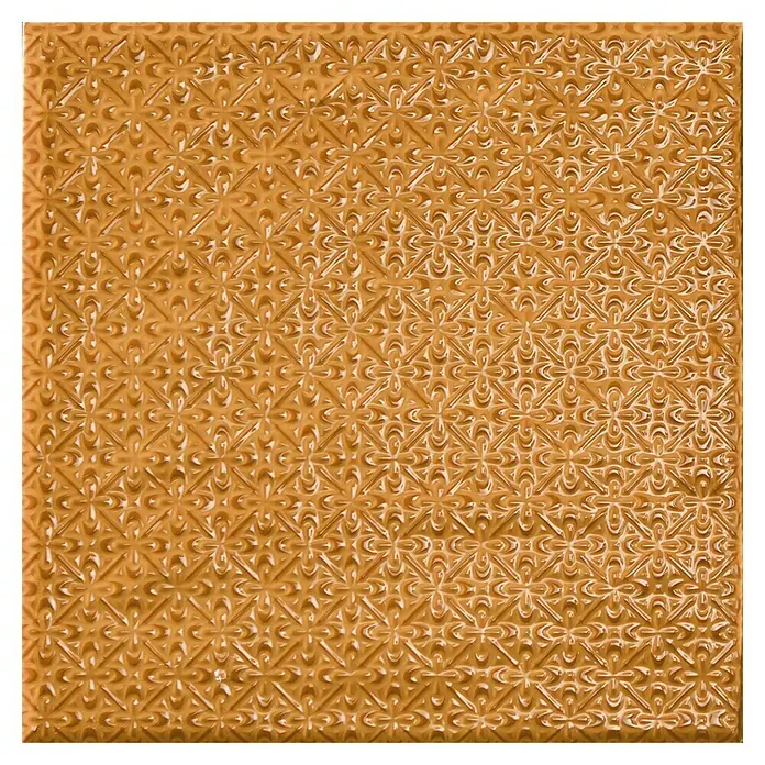 BHS Showroom Revestimiento de pared Rain Decor - 22,3 x 22,3 cm, Kaki, Brillante - Primer plano de una baldosa cerámica cuadrada de color ocre con un patrón floral en relieve para interiores.