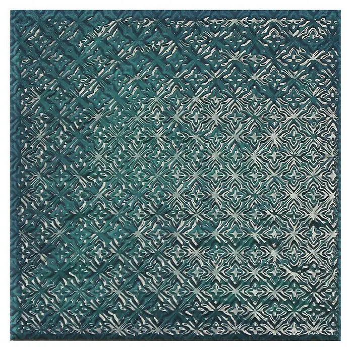 BHS Showroom Revestimiento de pared Rain Decor - 22,3 x 22,3 cm, Aquamarine, Brillante - Una vista cercana de una baldosa decorativa con un patrón geométrico en tonos verde azulado y plateado, ideal para interiores elegantes.