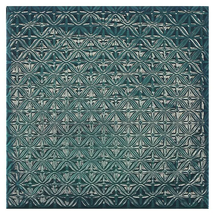 BHS Showroom Revestimiento de pared Rain Decor - 22,3 x 22,3 cm, Aquamarine, Brillante - Azulejo de vidrio azul verdoso con un patrón ondulado en relieve, que proporciona un elemento decorativo.