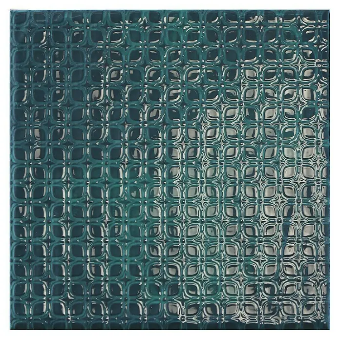 BHS Showroom Revestimiento de pared Rain Decor - 22,3 x 22,3 cm, Aquamarine, Brillante - Primer plano de una baldosa de vidrio cuadrada turquesa con un diseño texturizado de inspiración retro, ideal para decoración de paredes.