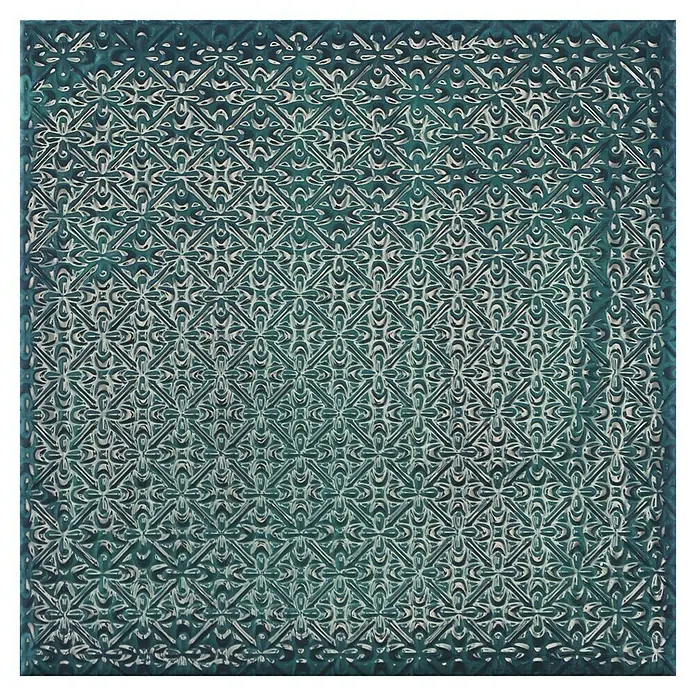 BHS Showroom Revestimiento de pared Rain Decor - 22,3 x 22,3 cm, Aquamarine, Brillante - Vista detallada de un panel de metal verde azulado con un patrón floral en relieve repetido, que irradia elegancia decorativa.