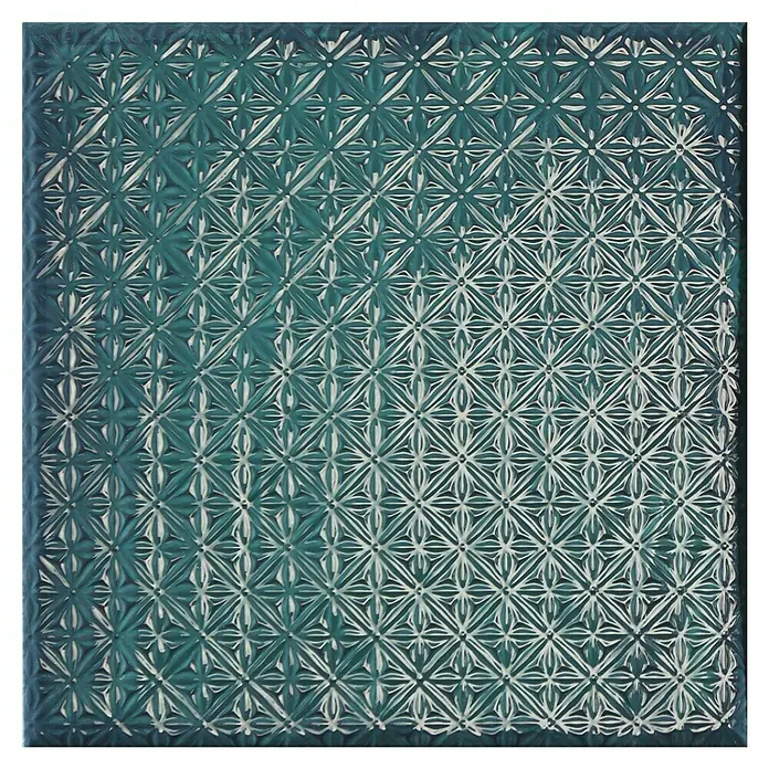 BHS Showroom Revestimiento de pared Rain Decor - 22,3 x 22,3 cm, Aquamarine, Brillante - Primer plano de una baldosa de vidrio decorativa turquesa con un patrón delicado y repetitivo, ideal para diseño interior.