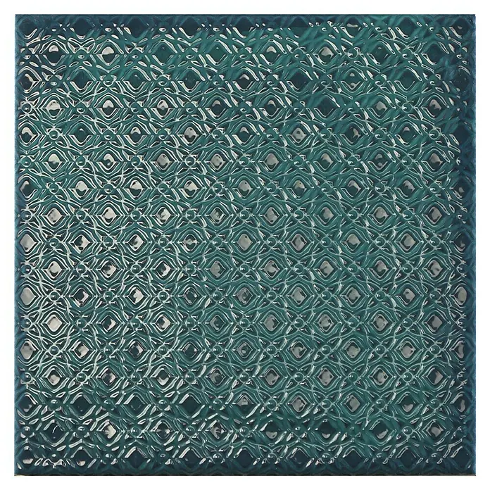 BHS Showroom Revestimiento de pared Rain Decor - 22,3 x 22,3 cm, Aquamarine, Brillante - Primer plano de una baldosa verde oscuro con un patrón de rombos brillante, que ofrece un elemento elegante y decorativo para cualquier espacio.