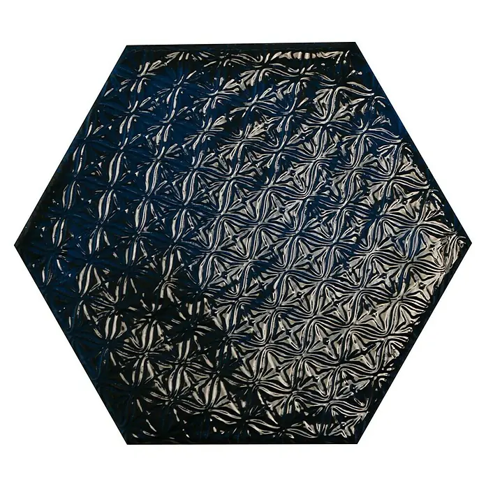 BHS Showroom Revestimiento de pared Rain Decor - 19,8 x 22,8 cm, Blue, Brillante - Azulejo hexagonal con una superficie texturizada en azul y plata. El azulejo presenta un patrón abstracto similar a una onda, que refleja la luz.