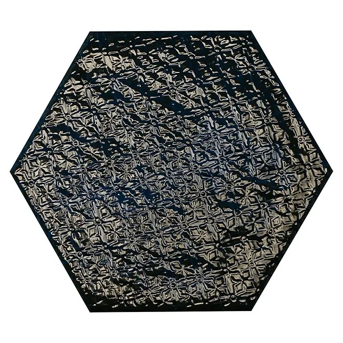 BHS Showroom Revestimiento de pared Rain Decor - 19,8 x 22,8 cm, Blue, Brillante - Esta imagen muestra un primer plano de un objeto hexagonal decorativo con un diseño brillante estampado sobre un fondo negro.