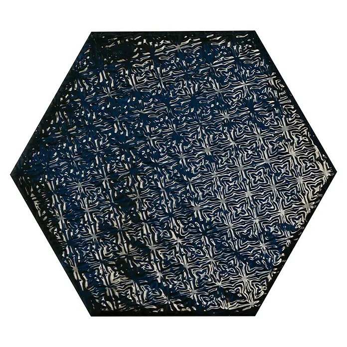BHS Showroom Revestimiento de pared Rain Decor - 19,8 x 22,8 cm, Blue, Brillante - Primer plano de una baldosa cerámica hexagonal azul oscuro con un patrón geométrico plateado, ideal para diseños modernos de paredes y suelos.