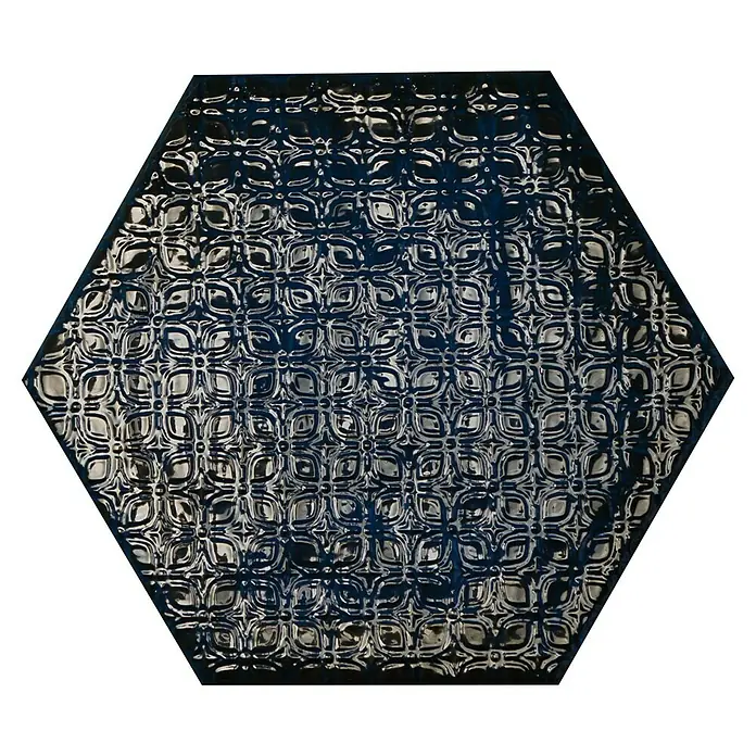 BHS Showroom Revestimiento de pared Rain Decor - 19,8 x 22,8 cm, Blue, Brillante - Primer plano de una baldosa decorativa hexagonal, mostrando un patrón elegante en plata y azul marino.