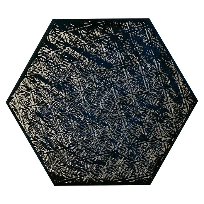 BHS Showroom Revestimiento de pared Rain Decor - 19,8 x 22,8 cm, Blue, Brillante - Patrón de azulejo decorativo hexagonal azul oscuro con un diseño floral brillante para una estética de habitación elegante y moderna.