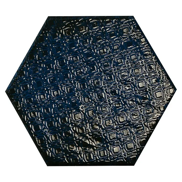 BHS Showroom Revestimiento de pared Rain Decor - 19,8 x 22,8 cm, Blue, Brillante - Primer plano de una baldosa hexagonal azul oscuro con un patrón geométrico, ideal para baños o cocinas.