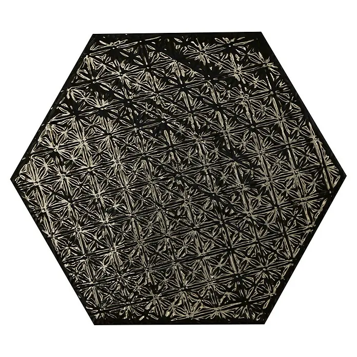 BHS Showroom Revestimiento de pared Rain Decor - 19,8 x 22,8 cm, Nero, Brillante - Primer plano de una baldosa decorativa hexagonal con un intrincado patrón de estrellas, ideal para paredes de acento o pavimentos. El color oscuro realza su atractivo visual.