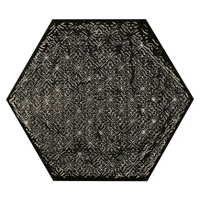 BHS Showroom Revestimiento de pared Rain Decor - 19,8 x 22,8 cm, Nero, Brillante - Primer plano de una baldosa hexagonal con un intrincado patrón floral en negro y plata.