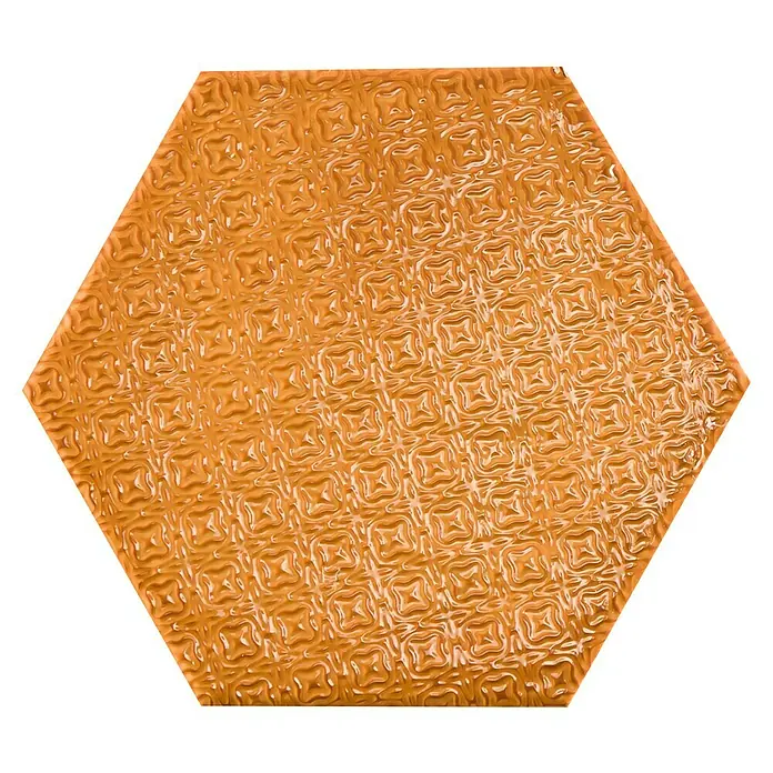BHS Showroom Revestimiento de pared Rain Decor - 19,8 x 22,8 cm, Kaki, Brillante - Primer plano de una baldosa hexagonal dorada con un patrón en relieve brillante ideal para diseños elegantes de paredes o pisos.