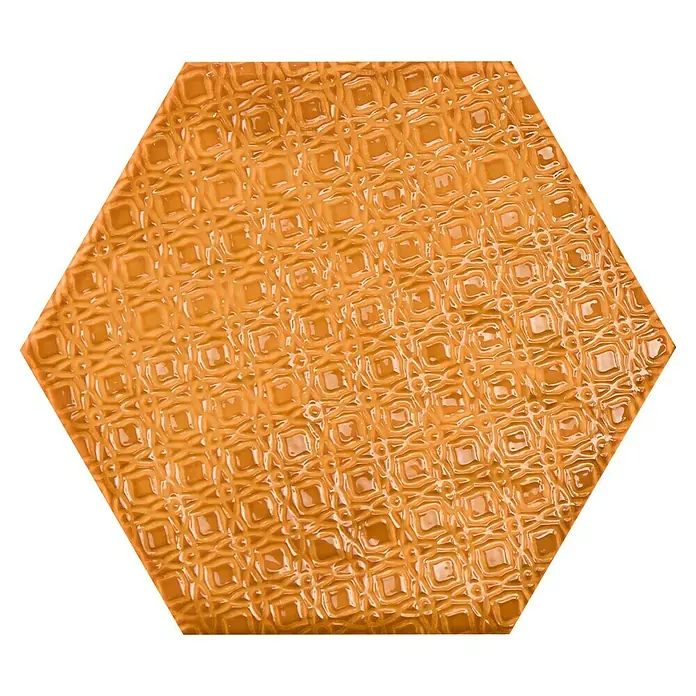 BHS Showroom Revestimiento de pared Rain Decor - 19,8 x 22,8 cm, Kaki, Brillante - Primer plano de una baldosa de cerámica naranja brillante con un patrón cuadrado en relieve de forma hexagonal sobre un fondo negro.