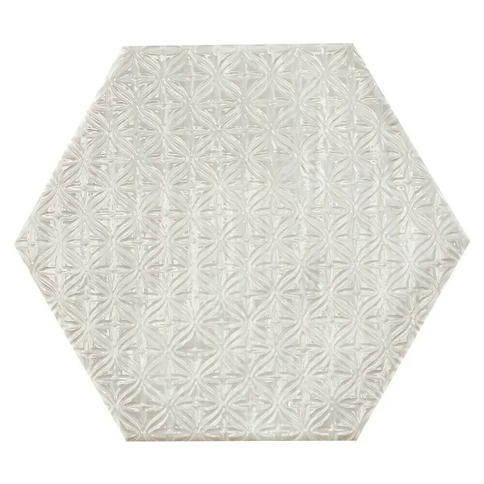 BHS Showroom Revestimiento de pared Rain Decor - 19,8 x 22,8 cm, Bianco, Brillante - Primer plano de una baldosa hexagonal blanca con un elegante patrón en relieve, ideal para diseños de paredes o suelos elegantes.