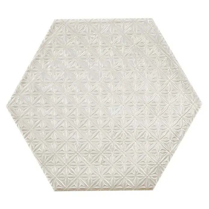 BHS Showroom Revestimiento de pared Rain Decor - 19,8 x 22,8 cm, Bianco, Brillante - Primer plano de un azulejo de pared hexagonal blanco con un patrón en relieve en forma de estrella, ideal para interiores modernos.
