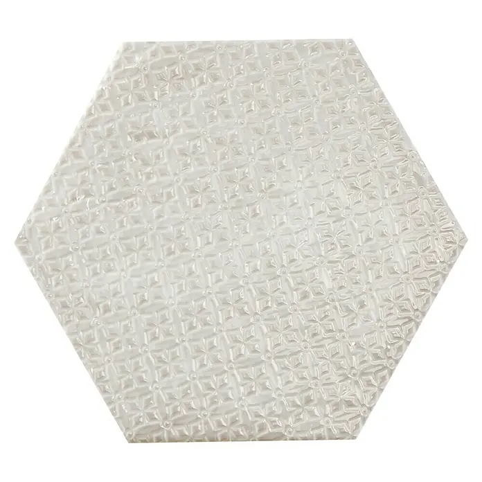BHS Showroom Revestimiento de pared Rain Decor - 19,8 x 22,8 cm, Bianco, Brillante - Primer plano de una baldosa cerámica hexagonal blanca con un patrón geométrico en relieve.