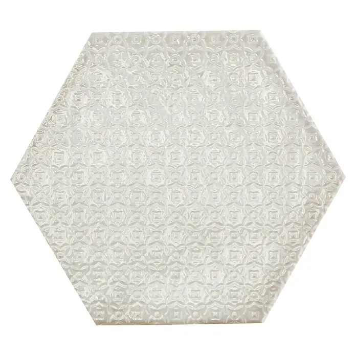 BHS Showroom Revestimiento de pared Rain Decor - 19,8 x 22,8 cm, Bianco, Brillante - Primer plano de una sola baldosa hexagonal blanca con un patrón en relieve repetido. La baldosa está sobre un fondo negro.