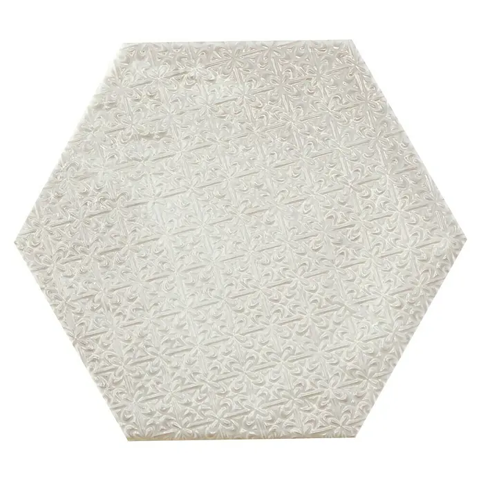 BHS Showroom Revestimiento de pared Rain Decor - 19,8 x 22,8 cm, Bianco, Brillante - Primer plano de una baldosa cerámica hexagonal blanca con un sutil diseño floral, ideal para diseños elegantes de paredes y suelos.