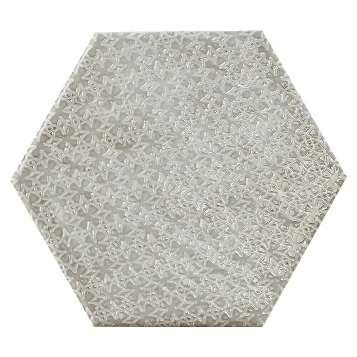 BHS Showroom Revestimiento de pared Rain Decor - 19,8 x 22,8 cm, Grigio, Brillante - Una sola baldosa hexagonal con un patrón en relieve blanco brillante sobre un fondo negro.