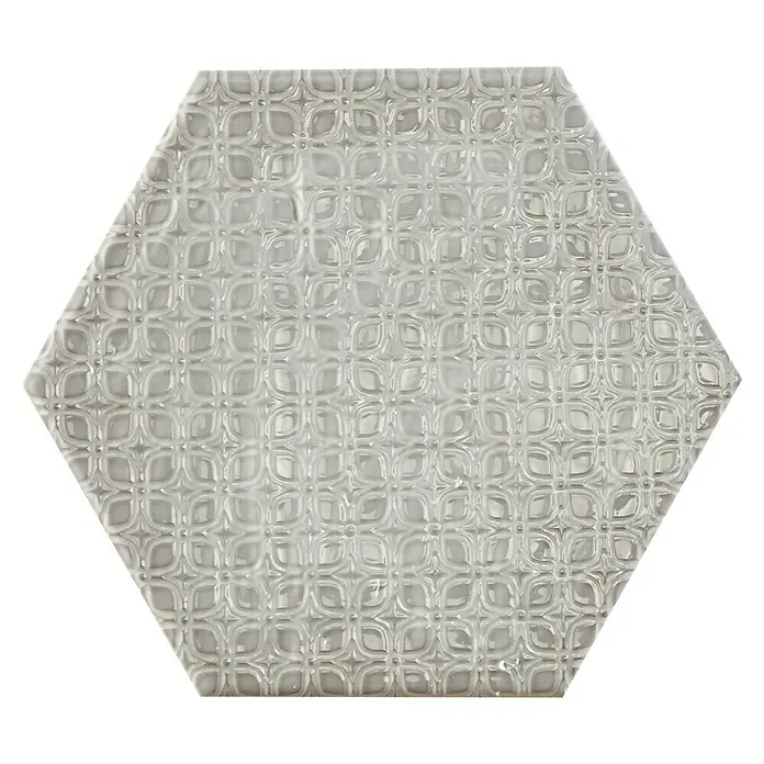 BHS Showroom Revestimiento de pared Rain Decor - 19,8 x 22,8 cm, Grigio, Brillante - Primer plano de una baldosa de cerámica blanca hexagonal con un estampado geométrico en relieve, ideal para diseños de paredes y suelos elegantes.