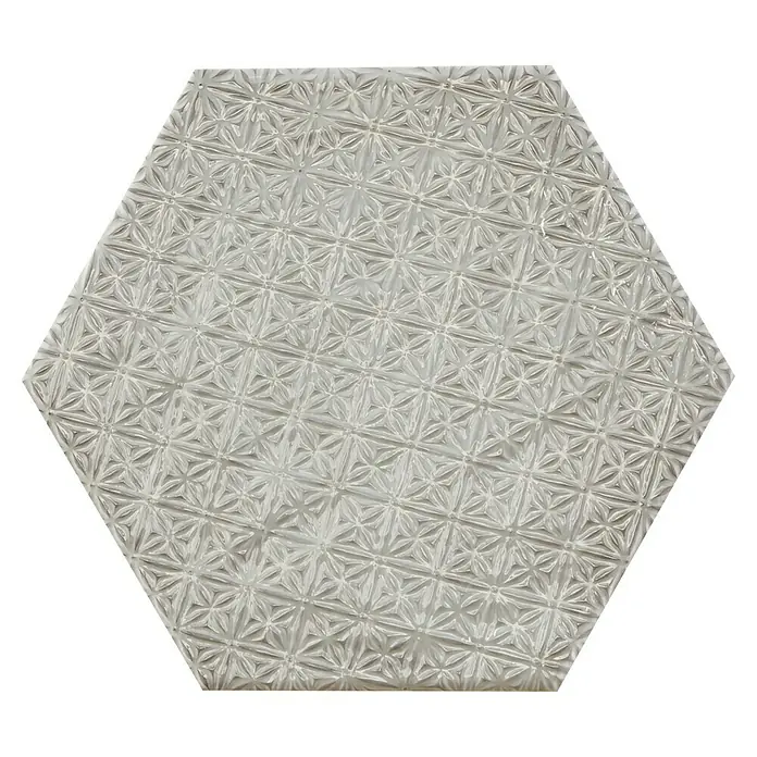 BHS Showroom Revestimiento de pared Rain Decor - 19,8 x 22,8 cm, Grigio, Brillante - Primer plano de una baldosa hexagonal blanca con un patrón de estrella repetitivo, ideal para diseños interiores elegantes.