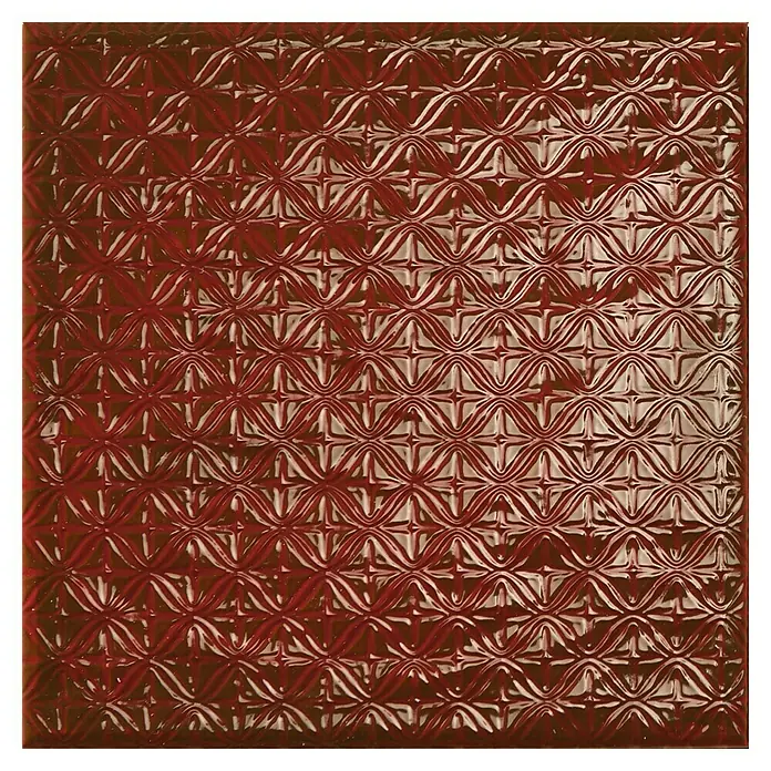 BHS Showroom Revestimiento de pared Rain Decor - 22,3 x 22,3 cm, Bordeaux, Brillante - Primer plano de una baldosa de pared decorativa de color rojo oscuro brillante con un patrón geométrico en relieve.